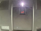 エアバッグ作動時や後突時、もしくは車内のSOSボタンを押した際に緊急通報オペレーターに連携し、救急・警察を手配します。更にオペレーターにも連携、お客様のご要望に応じてロードサービスの手配を行います。