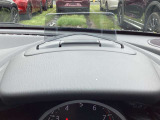 運転視界の遠方上方に虚像を投影することで前を見ながら情報の視認ができます。本当にドライバーが必要な情報を適切に伝え、楽しんで頂くことを考えた新世代装備です。※虚像は1.5m前方に浮かぶイメージです。
