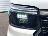 【LEDヘッドライト】悪天候や夜間走行時も良好な視界を確保し安心して運転できる高輝度LEDヘッドライトを装備!点灯速度が早く、消費電力も抑えられています。