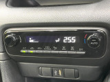【オートエアコン】一度お好みの温度に設定すれば、車内の温度を検知し風量や温度を自動で調整。暑い&hellip;寒い&hellip;と何度もスイッチ操作をする必要はありません。快適な車内空間には必須の機能ですね♪