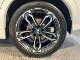 【BMWアロイホイル】軽量かつ強度に拘ったアロイホイル。走行性能ポテンシャルを引き出す設計。車の足元を引き締めてくれる大きなポイントはアロイホイルです。