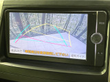 【バックカメラ】駐車時に後方がリアルタイム映像で確認できます。大型商業施設や立体駐車場での駐車時や、夜間のバック時に大活躍!運転スキルに関わらず、今や必須となった装備のひとつです!