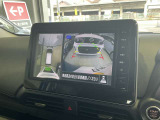 空から見たような映像で駐車ができるアラウンドビューモニター。ひと目でわかるセンサーに前後の衝突被害軽減ブレーキ付き。