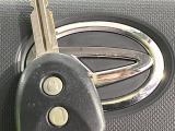 【キーレス】少し離れた場所からでもボタン一つでドアの開錠・施錠ができるのでとっても便利!ドアの鍵穴周りに傷をつけることもありません♪