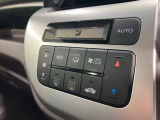 【オートエアコン】一度お好みの温度に設定すれば、車内の温度を検知し風量や温度を自動で調整。暑い&hellip;寒い&hellip;と何度もスイッチ操作をする必要はありません。快適な車内空間には必須の機能ですね♪