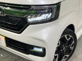 【LEDヘッドライト】悪天候や夜間走行時も良好な視界を確保し安心して運転できる高輝度LEDヘッドライトを装備!点灯速度が早く、消費電力も抑えられています。