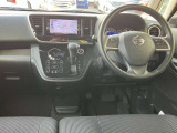 室内状態も良好です!!!室内広々、運転しやすい車両です。衝突軽減エマージェンシーブレーキ・車庫入れ安心楽々のアラウンドビューモニター装備!!!
