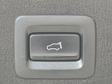 【パワーバックドア】スマートキーや運転席のボタンを押すだけでリアゲートが自動で開閉します!荷物を持っている時や、高い位置にあるバックドアを閉める際に便利な機能です♪