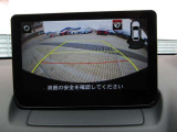 カラーで後方映像をモニターに映し出してくれるので、ショッピングモールのような狭い駐車場であったとしても障害物を見つけ、楽々駐車することができますね。