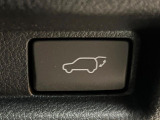 【パワーバックドア】スマートキーや運転席のボタンを押すだけでリアゲートが自動で開閉します!荷物を持っている時や、高い位置にあるバックドアを閉める際に便利な機能です♪
