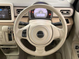 インテリアに合わせたデザインのステアリングは、運転される方のことも考え、運転しやすい形状、大きさです。是非一度、実際に触ってお確かめください。