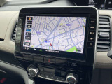 日産純正のカーナビが付いておりますので知らない所でもサポートしますので安心ですね。色々な機能でドライブも快適ですね。