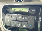 【オートエアコン】一度お好みの温度に設定すれば、車内の温度を検知し風量や温度を自動で調整。暑い&hellip;寒い&hellip;と何度もスイッチ操作をする必要はありません。快適な車内空間には必須の機能ですね♪