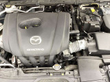「SKYACTIV-G(ガソリン)」は、規格外の高圧縮を実現し、世界のエンジン技術者に驚きを与えました。さらに、それを維持したままノッキングの発生を抑え、熱効率を向上、走りにも寄与したエンジンです。