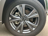 235/60R18のアルミホイール。シンプルなデザインもさる事ながら、重量軽減と立体感を与えられた贅沢なアルミホイールです!