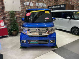 迫力のあるフロントマスクがかっこいい♪プライバシーガラスなので車内のエアコンの効きも違います♪