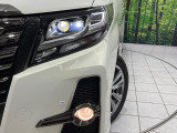 【LEDヘッドライト】悪天候や夜間走行時も良好な視界を確保し安心して運転できる高輝度LEDヘッドライトを装備!点灯速度が早く、消費電力も抑えられています。