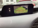 カラーで後方映像をモニターに映し出してくれるので、ショッピングモールのような狭い駐車場であったとしても障害物を見つけ、楽々駐車することができますね。