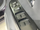 【電動格納ミラー】サイドミラーは電動格納式となっており、狭い駐車場でもキズがつくリスクを抑えられます。
