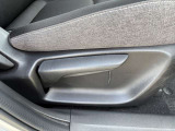 正しい姿勢で運転できるように体幹の腰部をしっかりささえるようデザインされているシートです!素材、シート形状を研究することでフィット感を高めつつ、優れた快適性を実現しています。