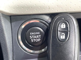 【キーレススタートシステム】カバンやポケットに入れたままでもドアの施錠・解錠が可能なスマートキーを装備。エンジンのオン・オフ時もカギを取り出す必要が無いからとっても便利です♪