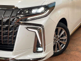 【LEDヘッドライト】悪天候や夜間走行時も良好な視界を確保し安心して運転できる高輝度LEDヘッドライトを装備!点灯速度が早く、消費電力も抑えられています。