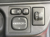 【電動格納ミラー】サイドミラーは電動格納式となっており、狭い駐車場でもキズがつくリスクを抑えられます。