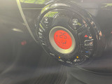 【オートエアコン】一度お好みの温度に設定すれば、車内の温度を検知し風量や温度を自動で調整。暑い&hellip;寒い&hellip;と何度もスイッチ操作をする必要はありません。快適な車内空間には必須の機能ですね♪