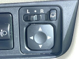 【電動格納ミラー】サイドミラーは電動格納式となっており、狭い駐車場でもキズがつくリスクを抑えられます。