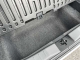 トランクフロアの下にも物入があります。