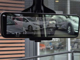 後方をカメラで映しだす機能が付いたスマートルームミラー!ルームミラーの下のレバーを変えるだけで、後席に大きな荷物が乗っていても、後方をカメラを確認できる便利機能!。