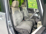 運転席まわりには十分なスペースがあり、大柄な方でもゆったり運転していただける環境です。