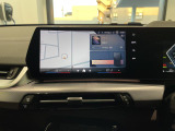 BMWのナビゲーションは操作性も良く、詳細な地図情報と交通状況を見やすく表示し、快適なドライビングをサポートしながら目的地までナビゲートします。
