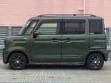 純正アルミで全体的にデザインがまとまっています。車も人も、オシャレはまずは足元からですね。