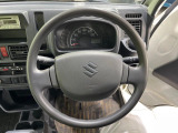 インテリアに合わせたデザインのステアリングは、運転される方のことも考え、運転しやすい形状、大きさです。是非一度、実際に触ってお確かめください。
