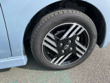 155/65R14インチタイヤ&アルミホイルが装着されています。