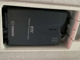 ETCももちろん搭載。いちいち料金所で停車する必要なんて当然ないです。スムーズにストレスなくドライブをお楽しみください。(※支払総額にセットアップ費用は含まれておりません。)