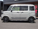 スライドドアなので狭い駐車場でも乗り降り安心です☆
