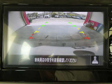 ギアを『R』に入れた後、カメラボタンを2回押すと、ナビ画面に後方の映像を映してくれるので、駐車がし易くなります。
