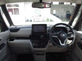 開放的で周囲が広く見渡せる運転席は車両の感覚がつかみやすくて安心安全です♪雨の日も視界良好、油膜や汚れの付着を防止するウィンドウ撥水の施工も承ります♪フロントガラスだけでなく、全ガラスに施工可能です☆