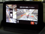 360度ビューカメラを搭載。4方の小型カメラの映像を処理し、車両真上からの映像に変換しています。