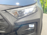 【LEDヘッドライト】悪天候や夜間走行時も良好な視界を確保し安心して運転できる高輝度LEDヘッドライトを装備!点灯速度が早く、消費電力も抑えられています。