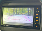 【バックカメラ】駐車時に後方がリアルタイム映像で確認できます。大型商業施設や立体駐車場での駐車時や、夜間のバック時に大活躍!運転スキルに関わらず、今や必須となった装備のひとつです!