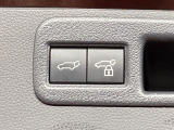 【パワーバックドア】スマートキーや運転席のボタンを押すだけでリアゲートが自動で開閉します!荷物を持っている時や、高い位置にあるバックドアを閉める際に便利な機能です♪