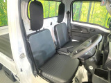 運転席シート廻りは使用感も少なく、良好な状態となっています。前オーナー様が丁寧に使っていたことがよくわかりますね。
