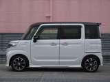 純正アルミで全体的にデザインがまとまっています。車も人も、オシャレはまずは足元からですね。