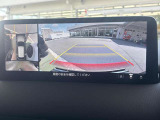 360度ビューカメラを搭載。4方の小型カメラの映像を処理し、車両真上からの映像に変換しています。
