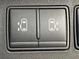 【両側パワースライドドア】スマートキーや運転席のスイッチで後席両側スライドドアの開閉が可能♪電動だから力を入れてドアを開ける必要が無く、小さなお子様でも簡単に開け閉めでき快適です♪