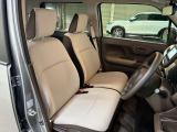 運転席と助手席がつながっており、横の移動ができ乗り降りが自由にできます。