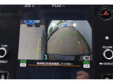 バックギアに入れるとバックカメラの映像がナビに映ります。障害物までの距離もわかりやすいです。